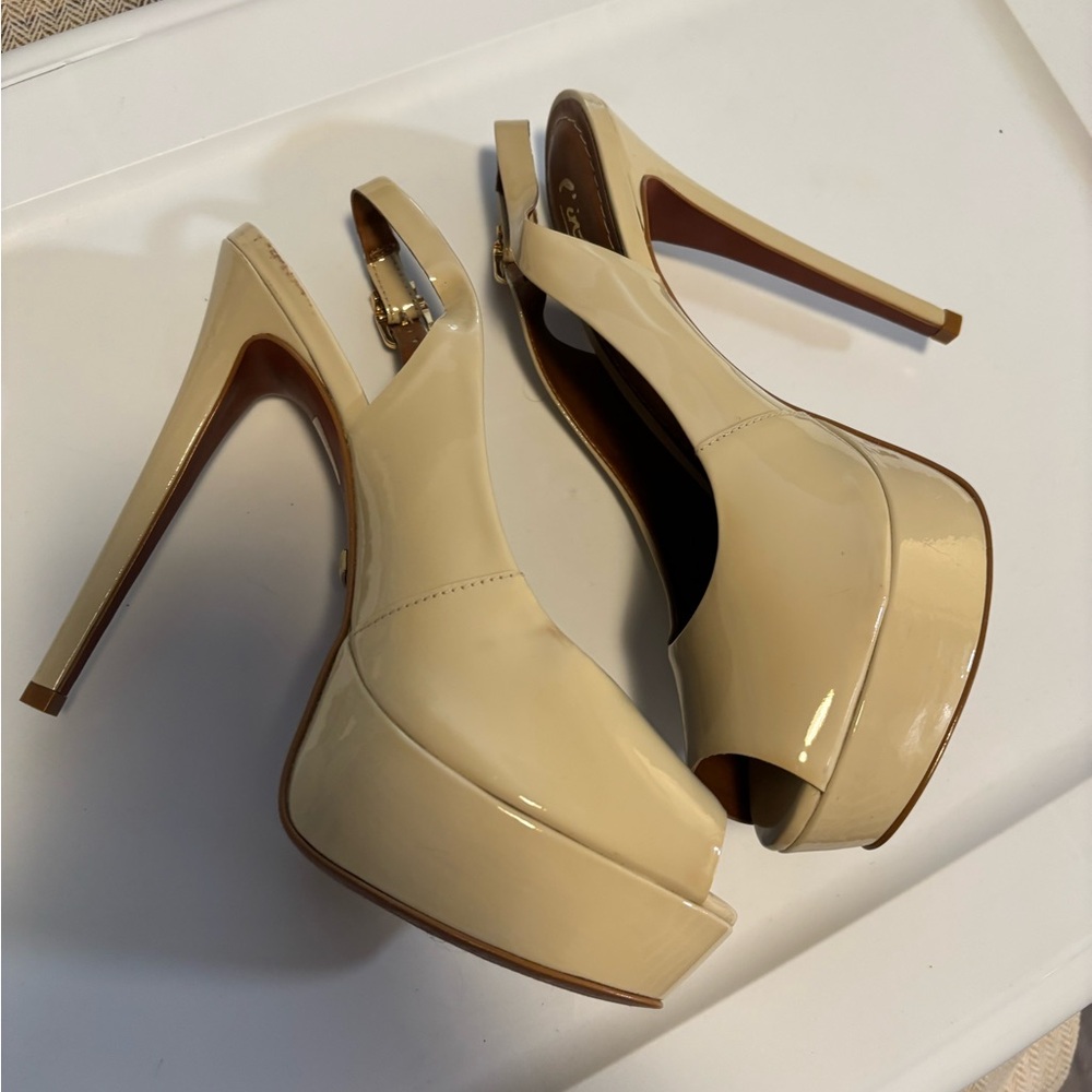 L’INTERVALLE Nude Patent Peep Toe Pumps